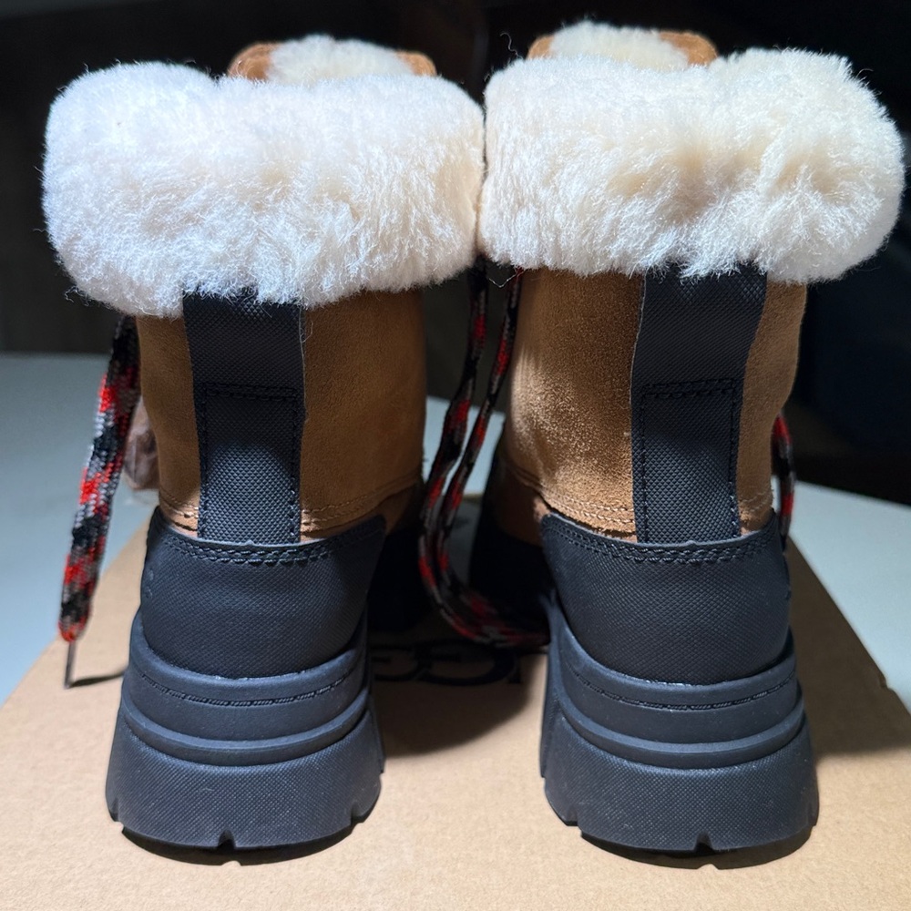 NEW 6.5 UGG Ashton Addie, Leather & Sheepskin, Authentic, Camel:Black, size 6.5 - Picture 2 of 12